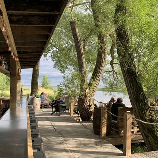 Terrasse au bord de l'eau