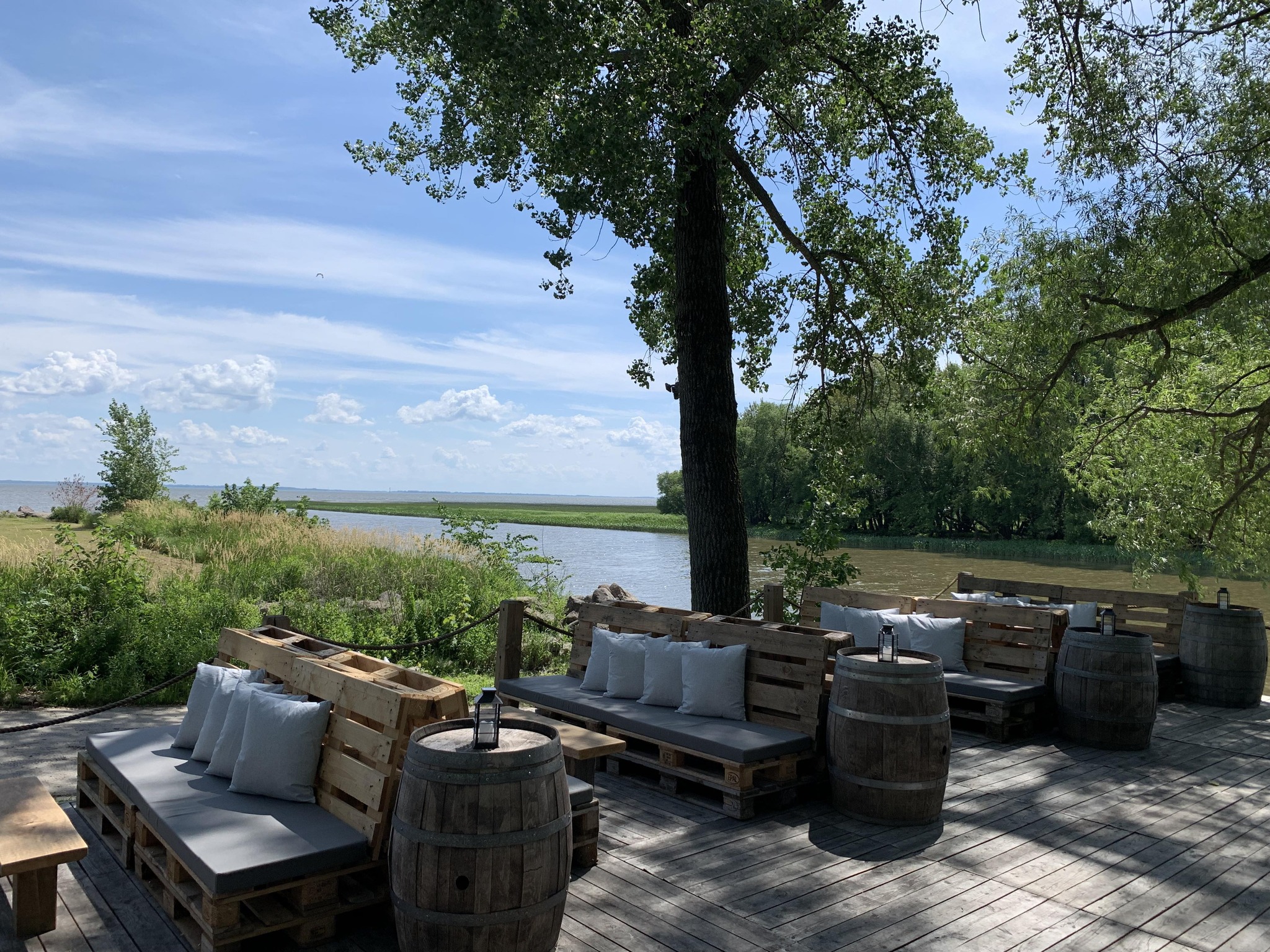 Terrasse au bord de l'eau